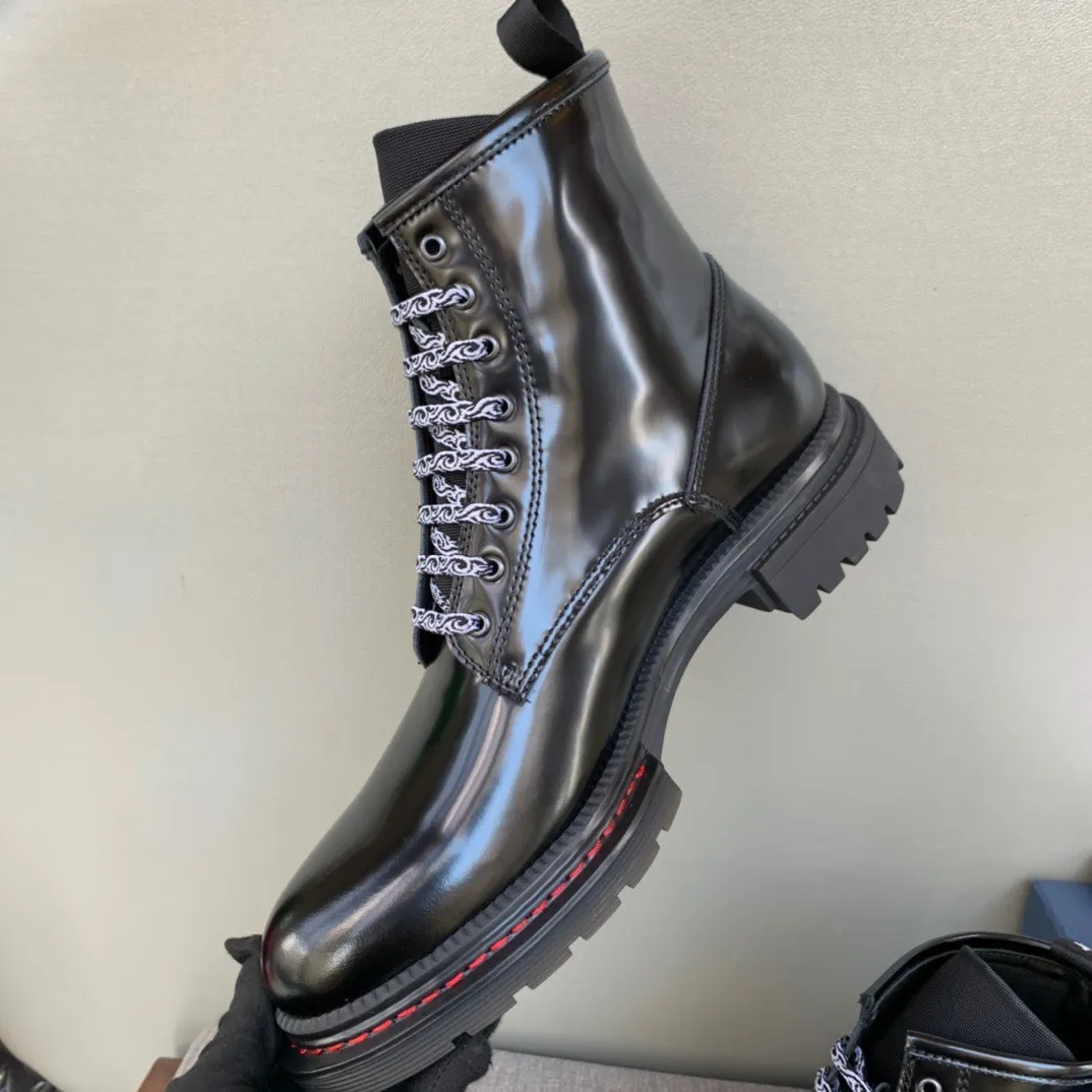 [DIOR] Top P: 1000💰 Number of yards: 39~44 (38.45 custom-made, non-refundable) Dior Dior~ Winter series, original 1:1 development Casual men's leather shoes Heavy investment, shoes and boots are made of imported cowhide + imported Dior special fabric Not easy to deform black cowhide lining Dior large hardware inlay Original TPU vacuum outsole, black cowhide Black open edge beads Military green suede Black suede Khaki suede leather is crafted by a large factory, and the perfect product is only prepared for you who know your taste! Any comparisons are welcome.